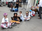 Bambini O.R.S. seduti in fila