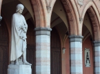 Dante Alighieri osserva arcigno i pattinatori O.R.S.
