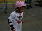 Bambina e casco rosa