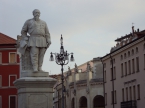 Il monumento della piazza.