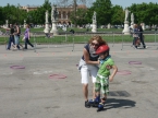 Un giovane pattinatore aiutato dalla mamma